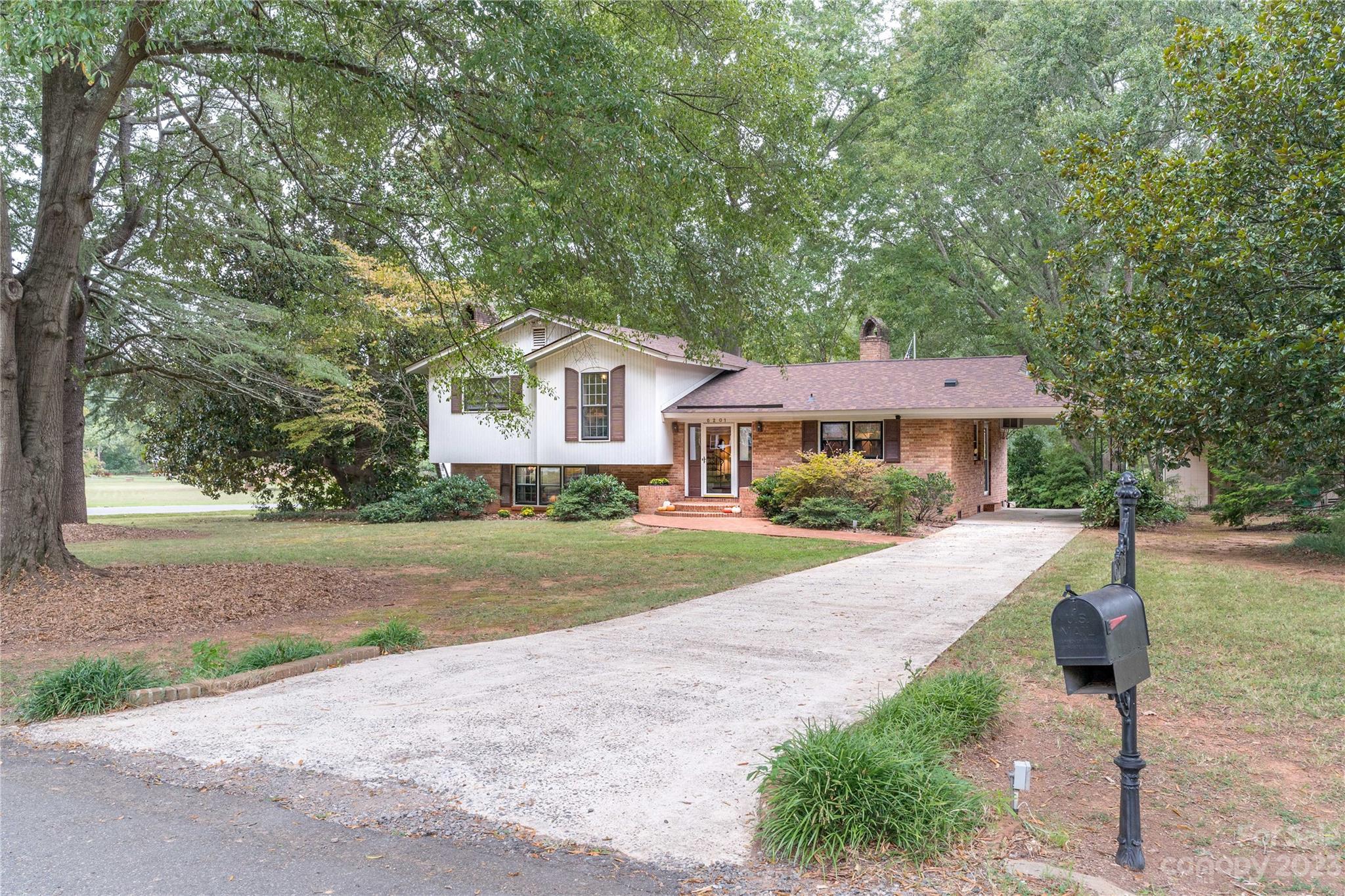 6201 Kinghurst Drive, Charlotte, NC 28216 MLS 4074060